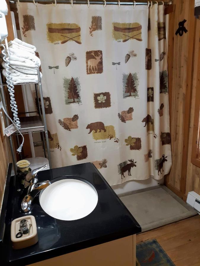 Sky Eco - Glacier General Store And Cabins Coram Rom bilde
